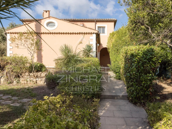 House in Antibes with garden, access road and light-colored facade.