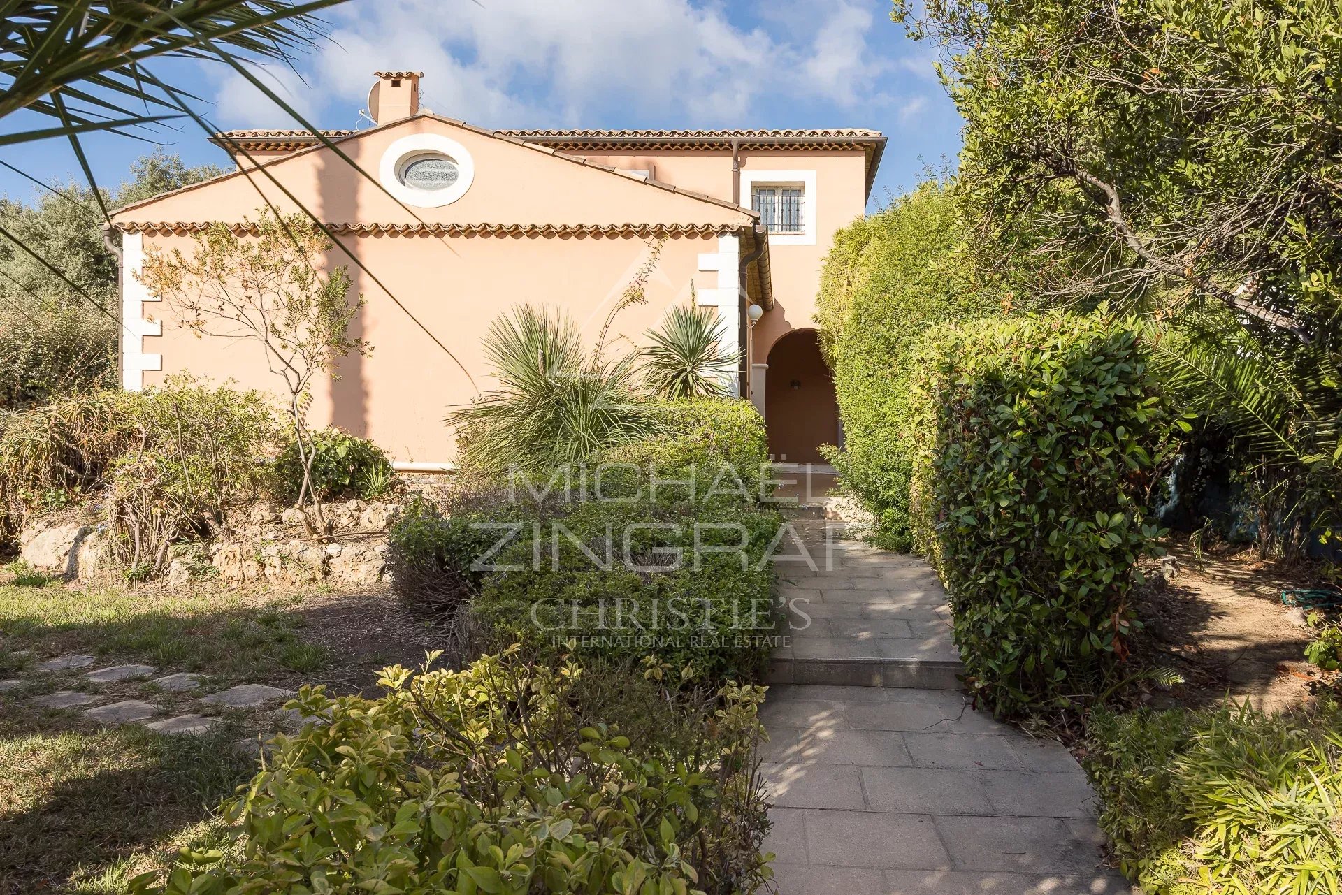 House in Antibes House in Antibes with garden, access road and light-colored facade.