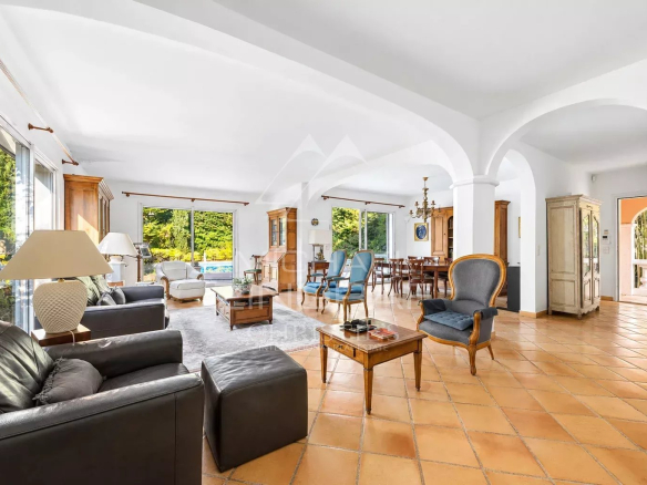 Interior of a spacious house with living room, dining room and access to the terrace.