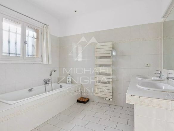 Spacious bathroom with bathtub and double sink in a house in Antibes.