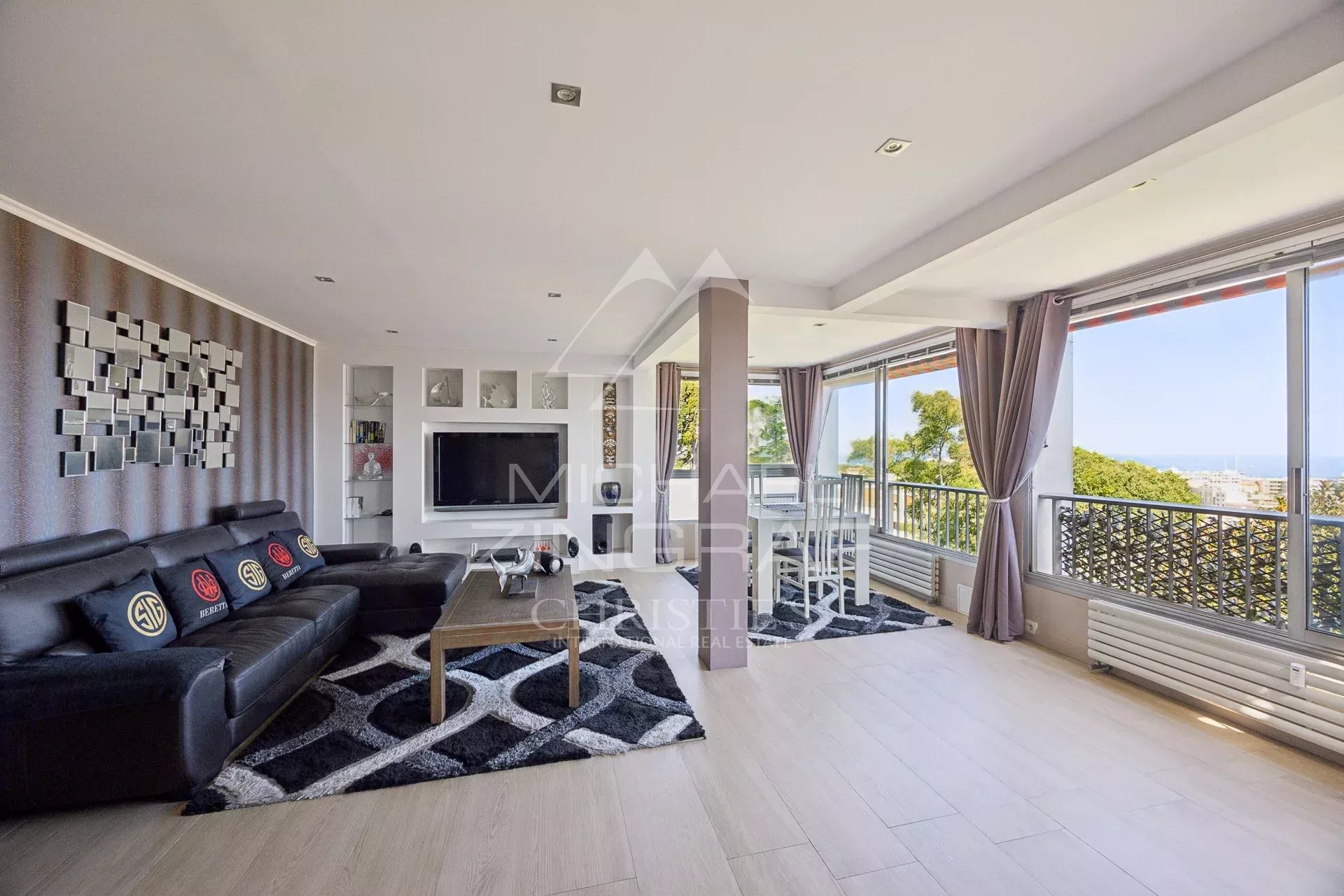 Appartement 7 pièces à Antibes Salon spacieux d'un appartement à Antibes avec vue sur la mer et accès à une terrasse.