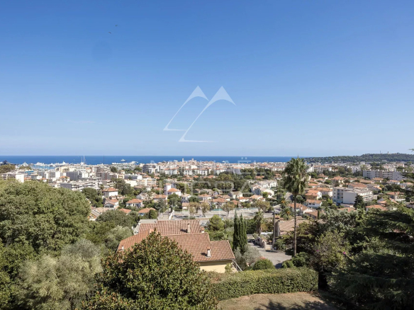 Vue panoramique sur Antibes et la mer depuis un appartement en hauteur.
