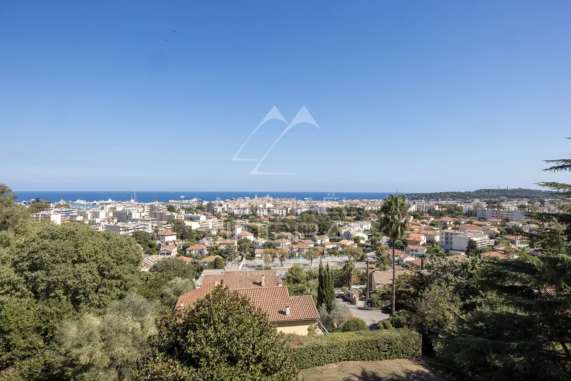 Vue panoramique d’Antibes Vue panoramique sur Antibes et la mer depuis un appartement en hauteur.