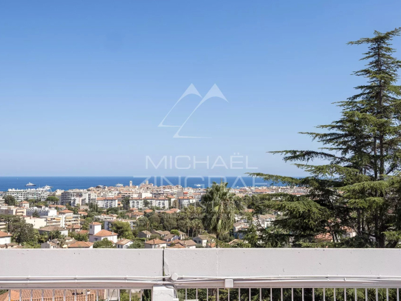 Vue panoramique sur la mer et la ville depuis un appartement à Antibes.