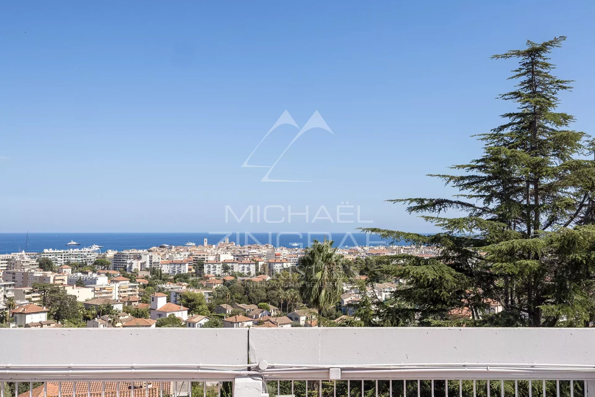 Vue panoramique depuis un appartement à Antibes Vue panoramique sur la mer et la ville depuis un appartement à Antibes.