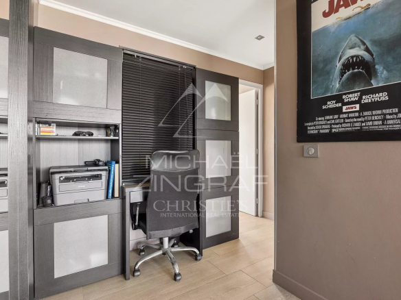 Bureau dans un appartement à Antibes avec un mobilier moderne et un poster de film au mur.