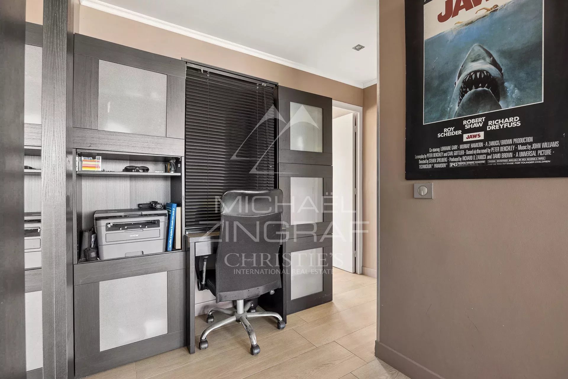 Bureau moderne dans un appartement à Antibes Bureau dans un appartement à Antibes avec un mobilier moderne et un poster de film au mur.