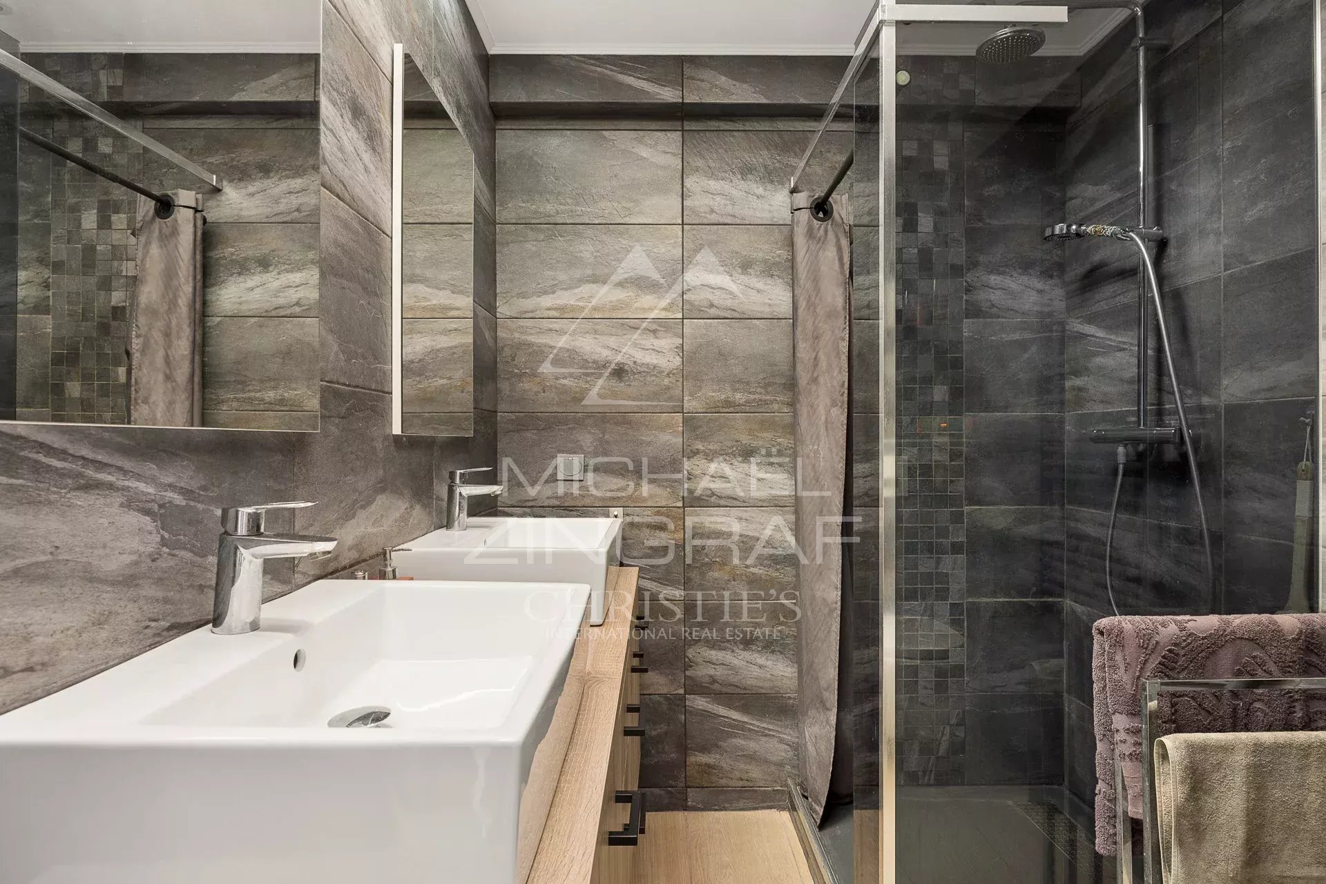 Salle de bain moderne Salle de bain moderne avec douche et deux lavabos, carrelage gris