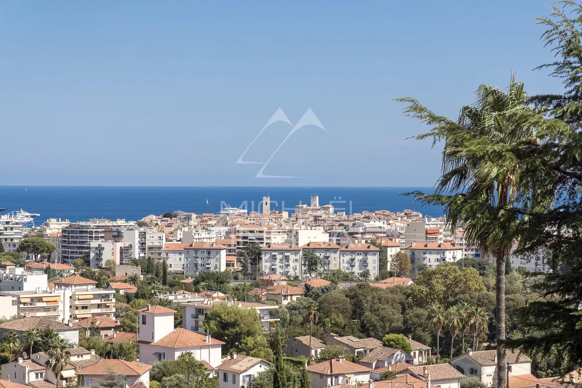 Vue panoramique d’Antibes Vue panoramique sur Antibes et la mer depuis un appartement en hauteur.