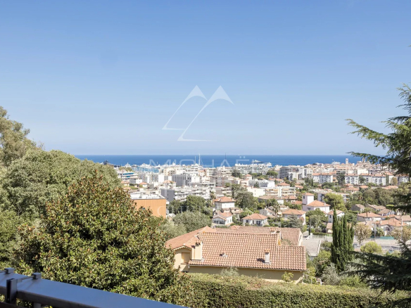Vue panoramique sur la mer et la ville depuis un appartement à Antibes
