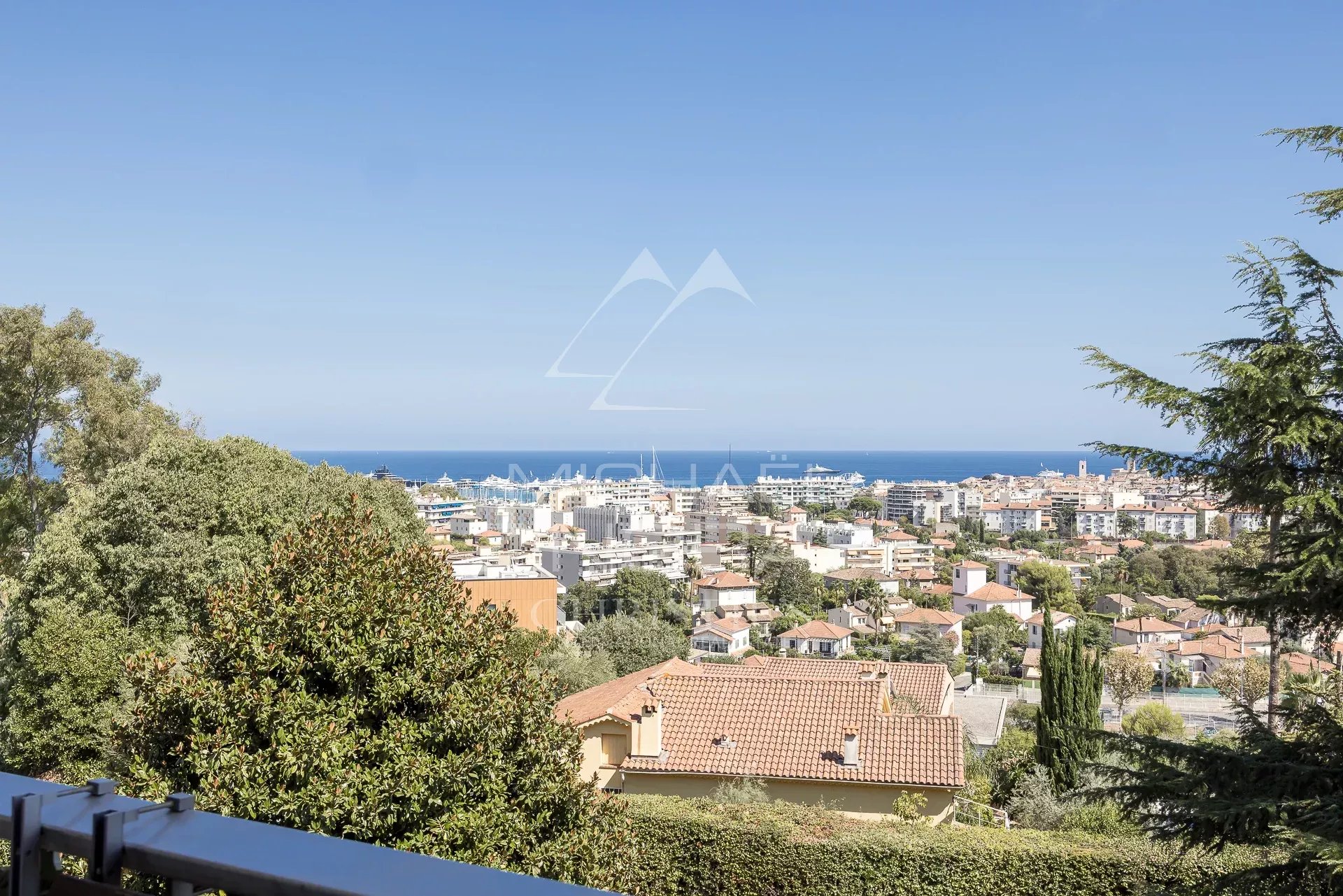 Appartement avec vue mer à Antibes Vue panoramique sur la mer et la ville depuis un appartement à Antibes