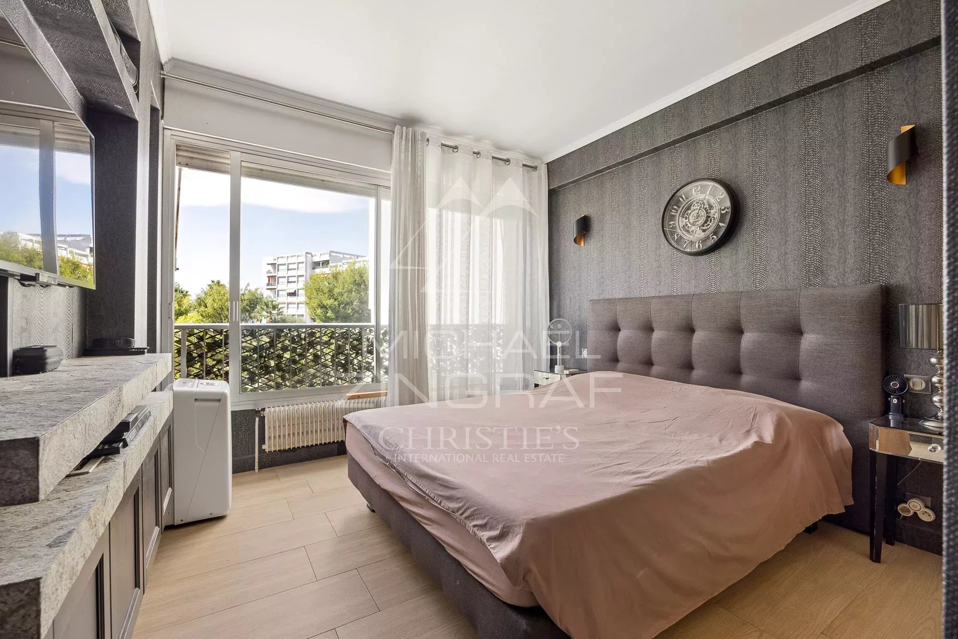 Chambre d’appartement à Antibes Chambre d'un appartement à Antibes avec lit double et balcon.