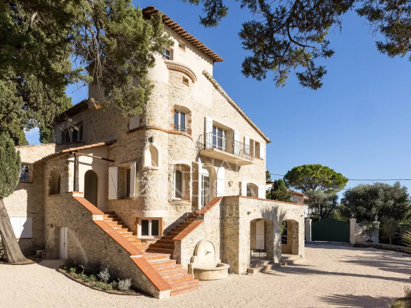 Propriété rénovée en pierre sur le versant ouest du Cap d'Antibes, avec jardin et accès à la mer.