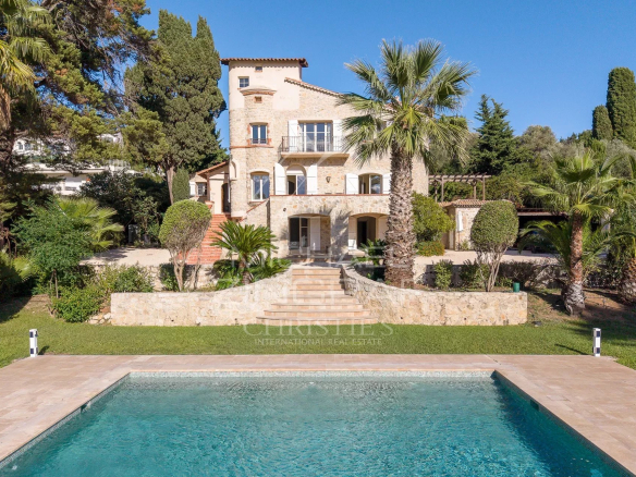 Propriété de luxe avec piscine et jardin à Antibes, versant ouest du Cap d'Antibes.