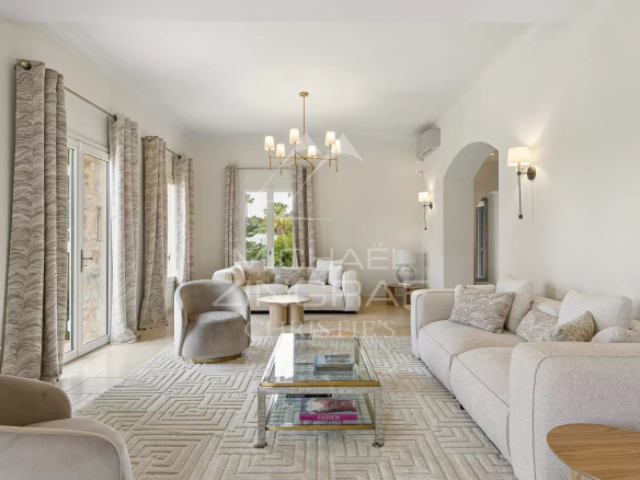 Intérieur d'une villa moderne avec salon lumineux et mobilier contemporain.