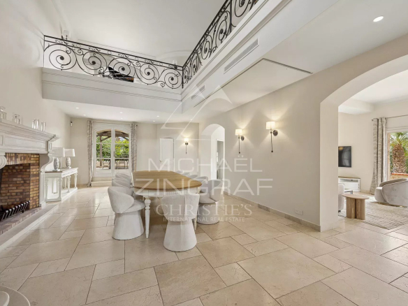 Intérieur d'une villa rénovée avec des espaces de réception lumineux et élégants à Antibes.