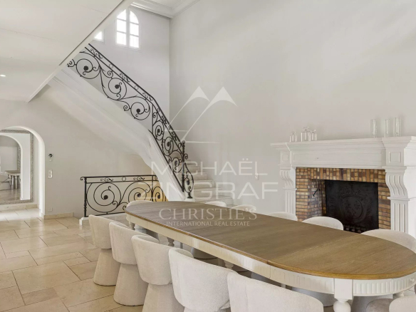 Intérieur d'une villa moderne avec salle à manger et escalier élégant.