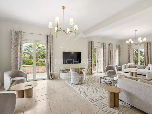 Intérieur d'une villa moderne à Antibes avec un salon lumineux et élégant.