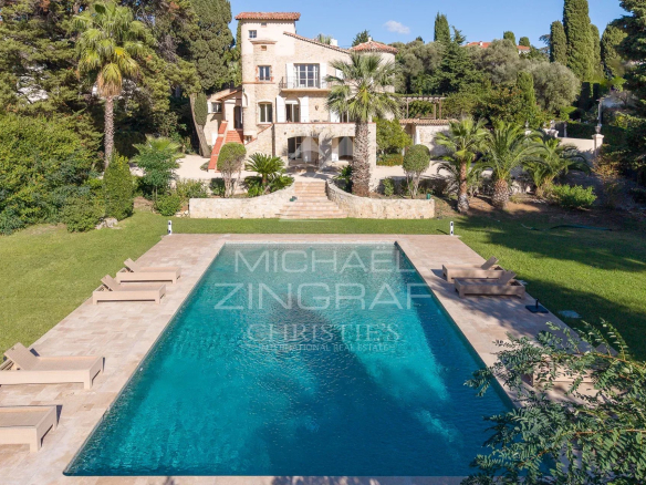Vue d'une villa de luxe avec piscine et jardin sur le versant ouest du Cap d'Antibes.
