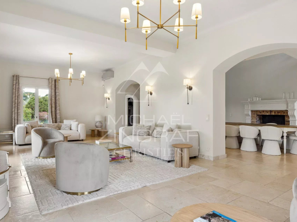 Intérieur d'une villa moderne avec espace de réception élégant et mobilier contemporain.