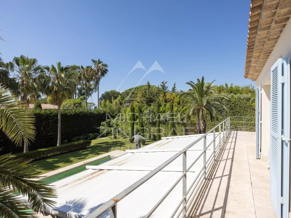 Vue d'une propriété de style néo-provençal avec jardin paysager au Cap d'Antibes.