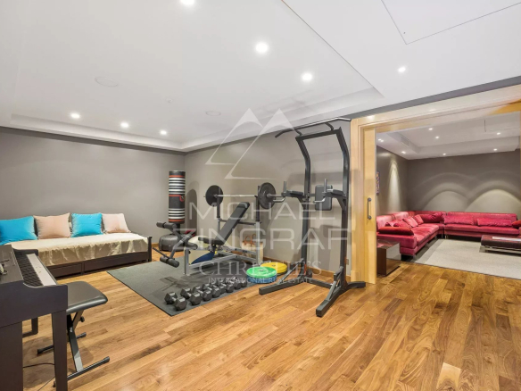 Salle de sport et espace de détente dans une villa au Cap d'Antibes.