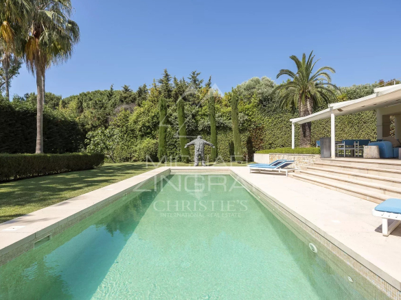 Piscine et jardin d'une propriété néo-provençale au Cap d'Antibes.