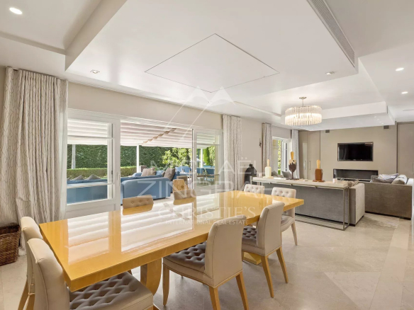 Intérieur d'une villa néo-provençale à Cap d'Antibes, avec salle à manger et salon lumineux.