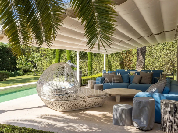 Terrasse d'une villa néo-provençale avec salon extérieur et piscine, Cap d’Antibes.