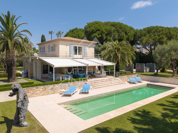 Propriété néo-provençale avec piscine et jardin à Cap d'Antibes, versant ouest.