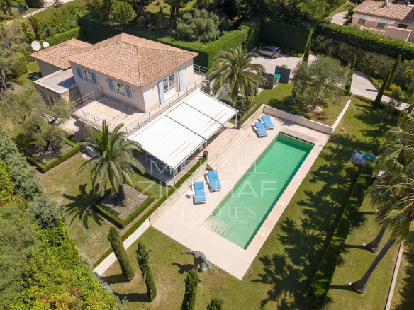 Vue aérienne d'une propriété néo-provençale avec piscine et jardin à Antibes.