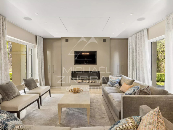 Intérieur d'une villa néo-provençale avec salon lumineux et mobilier moderne.