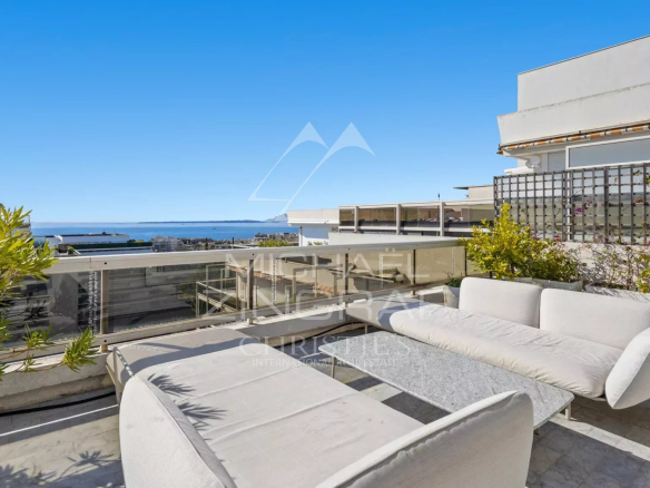 Terrasse d'une villa sur le toit avec vue panoramique sur la mer à Antibes.