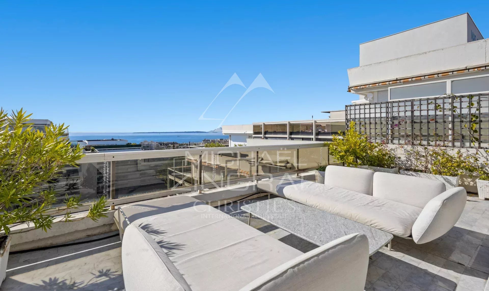 Villa sur le toit avec vue mer à Antibes Terrasse d'une villa sur le toit avec vue panoramique sur la mer à Antibes.