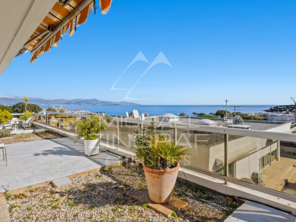 Terrasse d'une villa sur le toit avec vue panoramique sur la mer à Antibes.