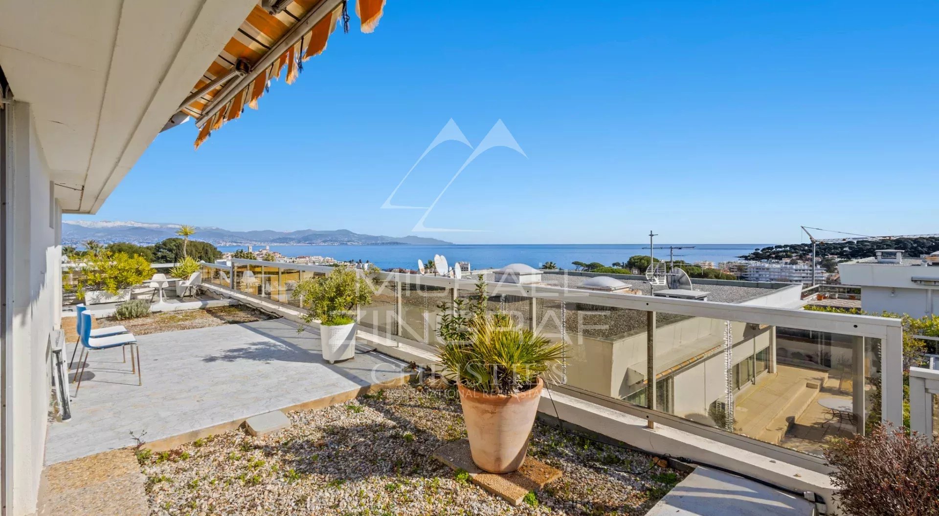 Villa sur le toit à Antibes Terrasse d'une villa sur le toit avec vue panoramique sur la mer à Antibes.