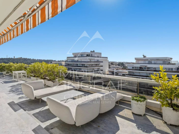 Villa sur le toit avec terrasse et vue panoramique à Juan-les-Pins, Antibes.