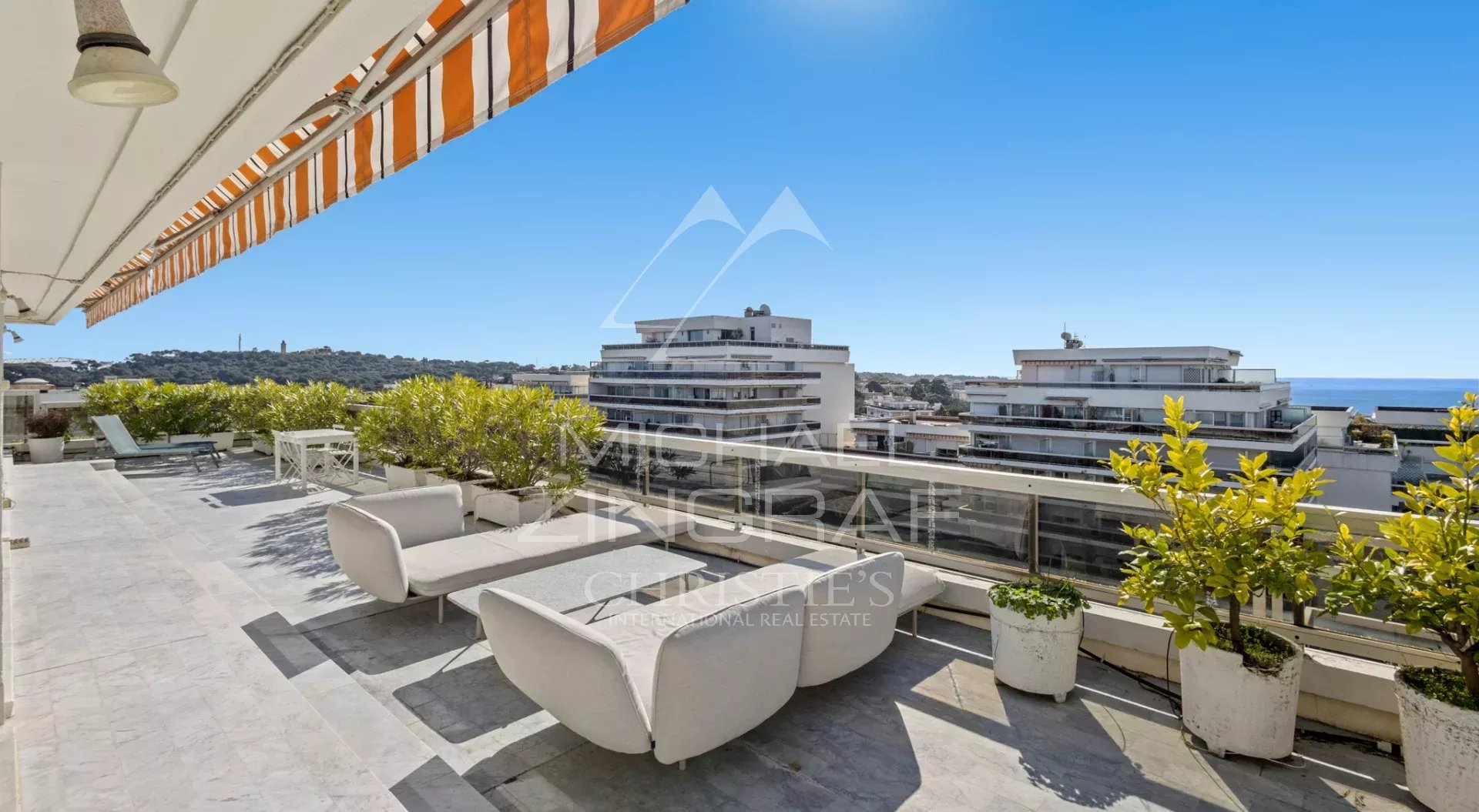 Villa sur le toit à Juan-les-Pins Villa sur le toit avec terrasse et vue panoramique à Juan-les-Pins, Antibes.