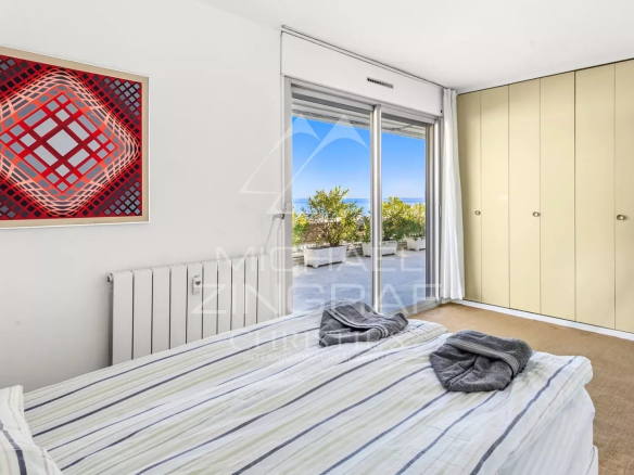 Chambre avec lit et placard, vue sur la mer à Juan-les-Pins, Antibes.