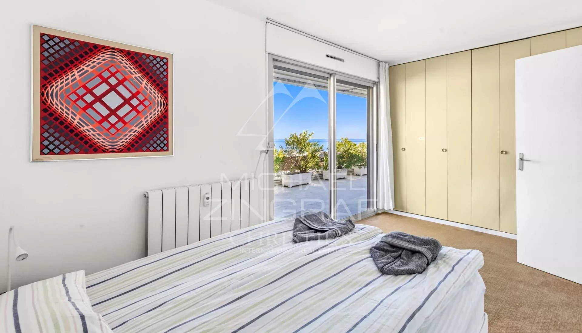 Chambre avec vue mer à Juan-les-Pins Chambre avec lit et placard, vue sur la mer à Juan-les-Pins, Antibes.