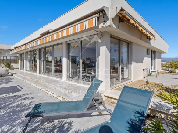 Villa sur le toit avec terrasse et vue panoramique à Juan-les-Pins, Antibes.