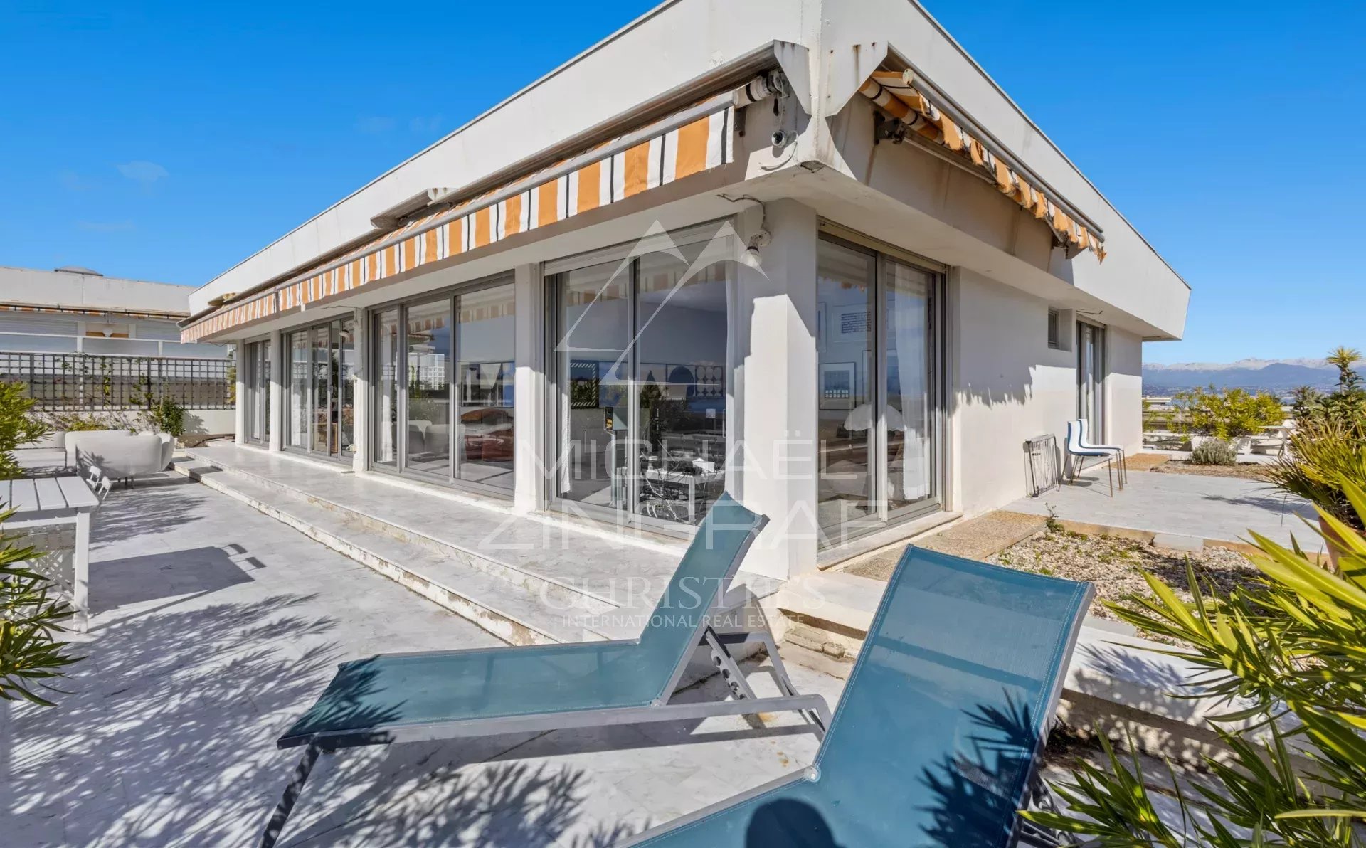 Villa sur le toit à Juan-les-Pins Villa sur le toit avec terrasse et vue panoramique à Juan-les-Pins, Antibes.