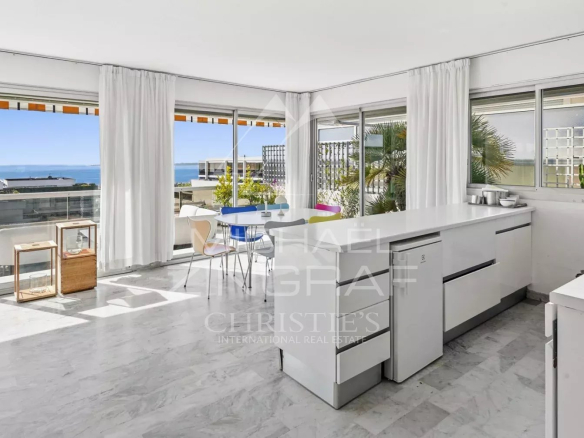 Intérieur d'une villa sur le toit avec vue mer, cuisine moderne et grande terrasse
