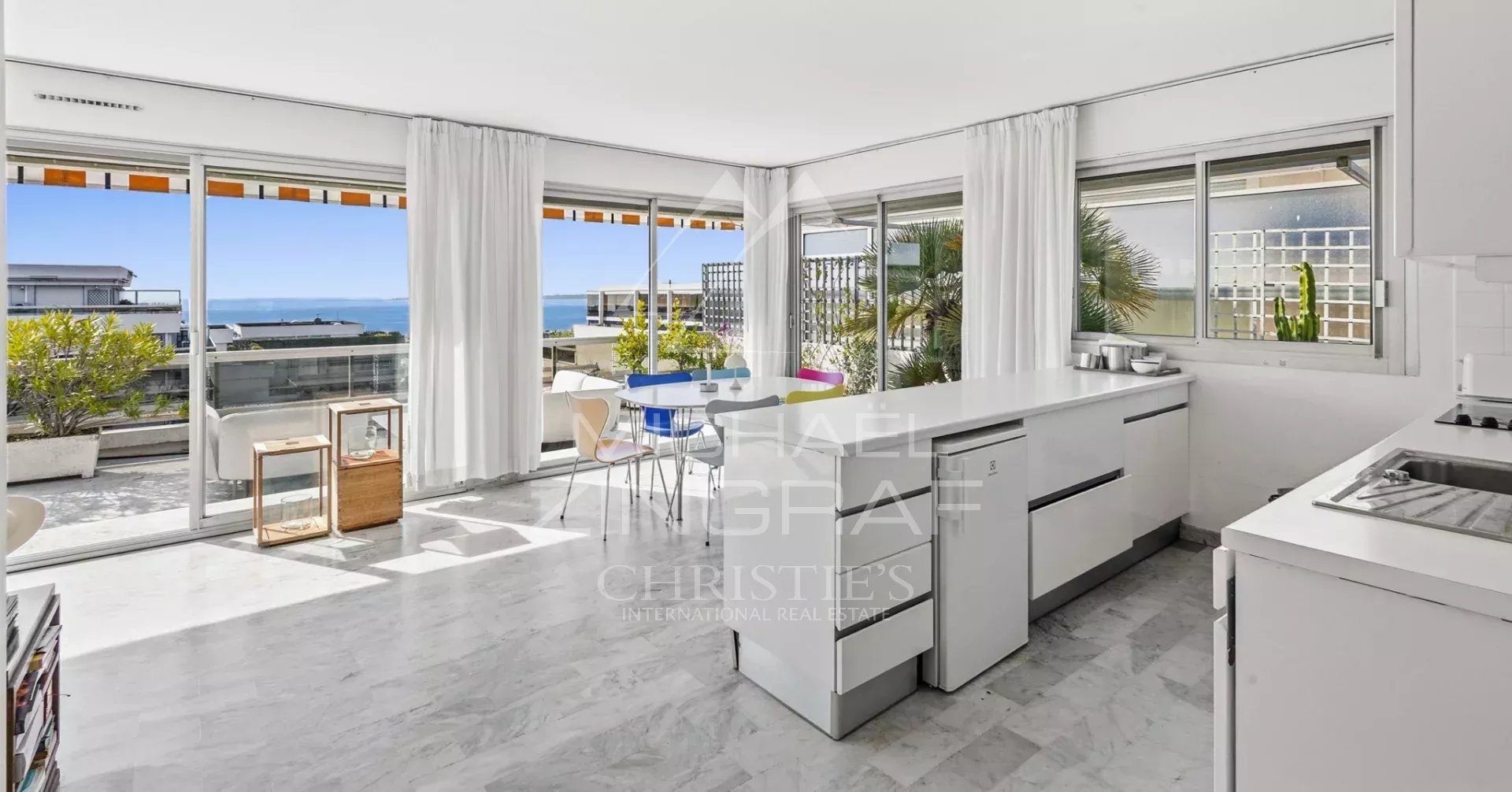 Villa sur le toit à Juan-les-Pins Intérieur d'une villa sur le toit avec vue mer, cuisine moderne et grande terrasse