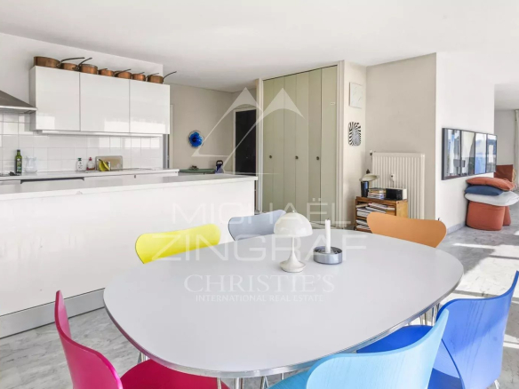 Intérieur d'une villa sur le toit avec cuisine moderne et vue sur la mer.