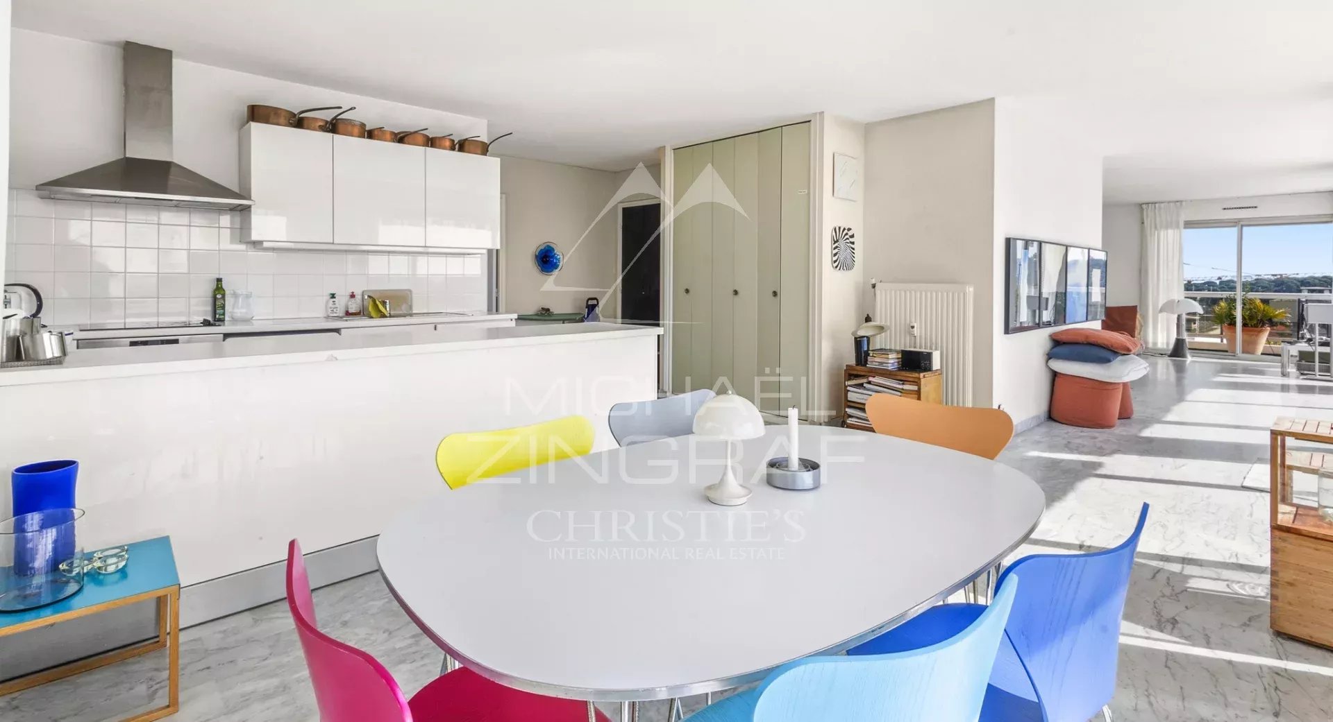 Villa sur le toit à Juan-les-Pins Intérieur d'une villa sur le toit avec cuisine moderne et vue sur la mer.