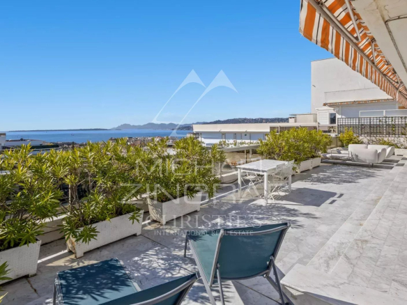Terrasse d'une villa sur le toit avec vue sur la mer et aménagements extérieurs à Antibes.