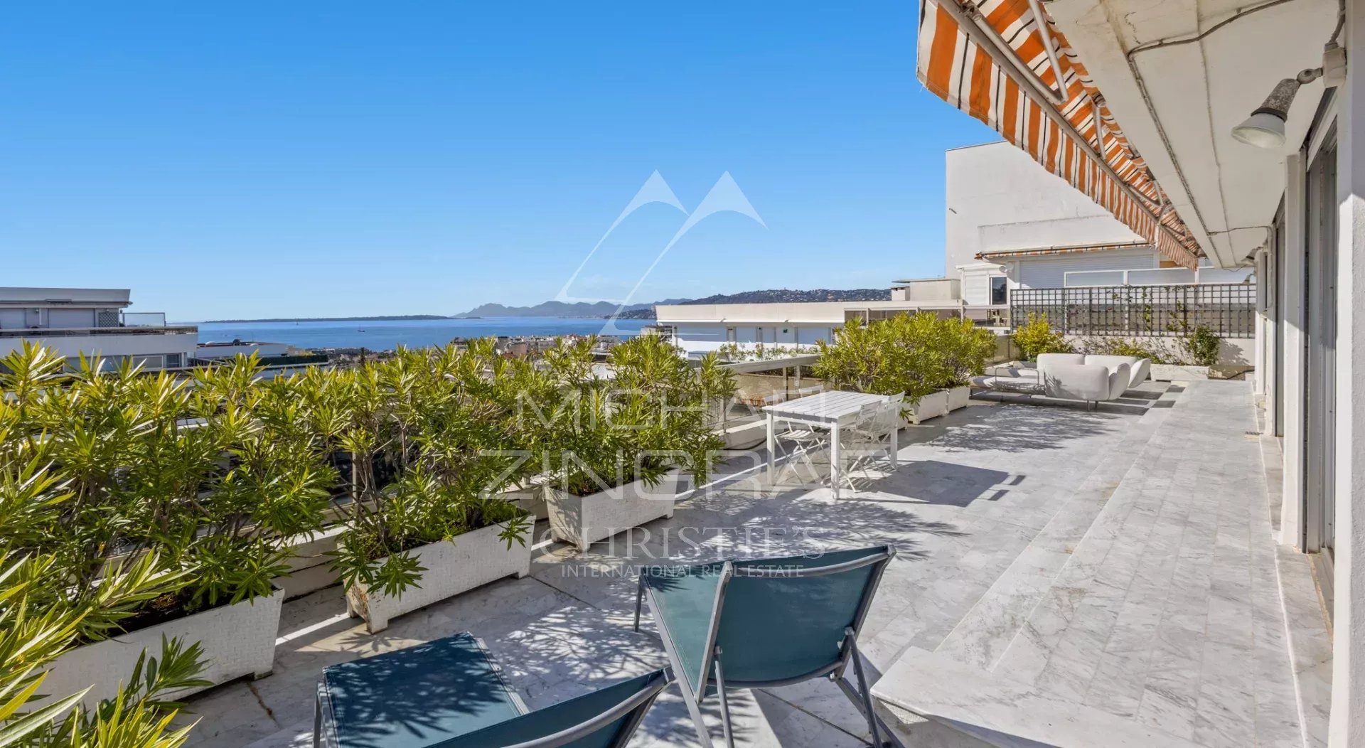 Villa sur le toit à Antibes Terrasse d'une villa sur le toit avec vue sur la mer et aménagements extérieurs à Antibes.