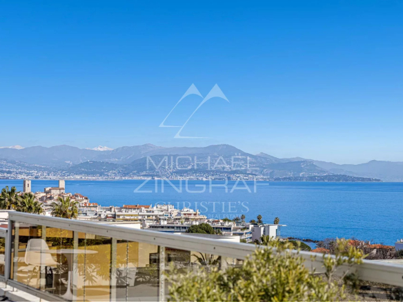 Vue panoramique sur la mer et les montagnes depuis une villa sur le toit à Antibes.