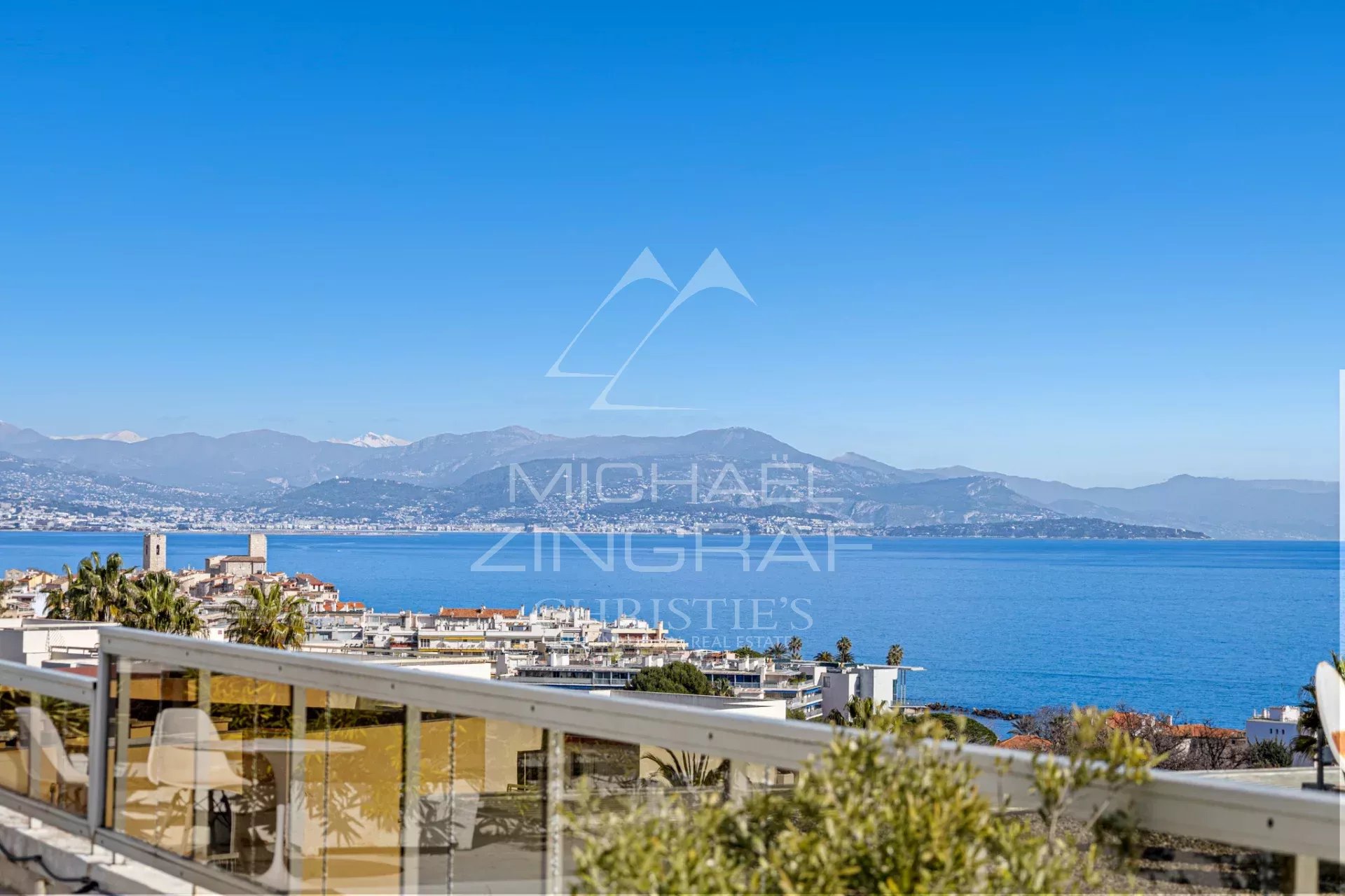 Villa sur le toit à Antibes Vue panoramique sur la mer et les montagnes depuis une villa sur le toit à Antibes.